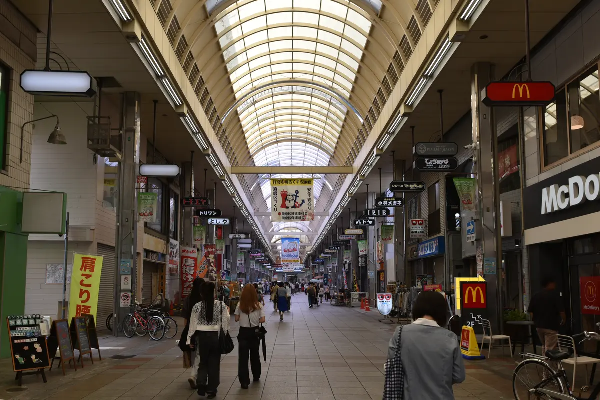 板宿本通商店街のアーケードの中(神戸市須磨区)。地元の人が日々買い物に通う、観光地ではない商店街です。
